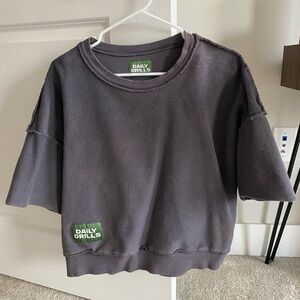 Daily drills cropped sleeve crew